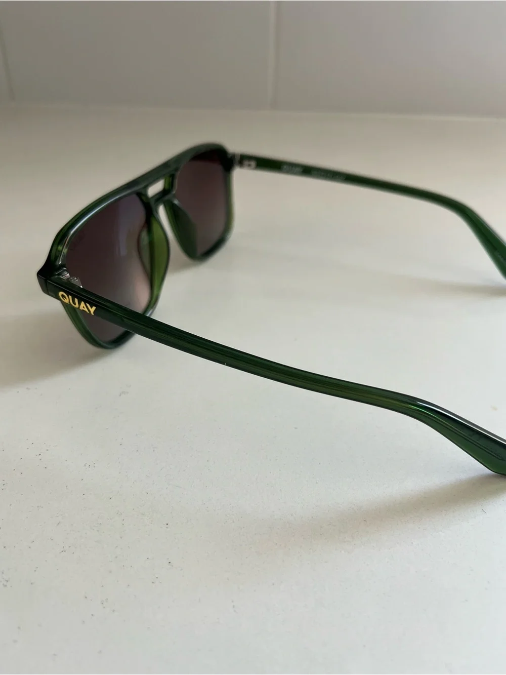 NWT! QUAY On The Fly Small Aviator Sunglasses Ivy Frame Brown Polarizes Lens